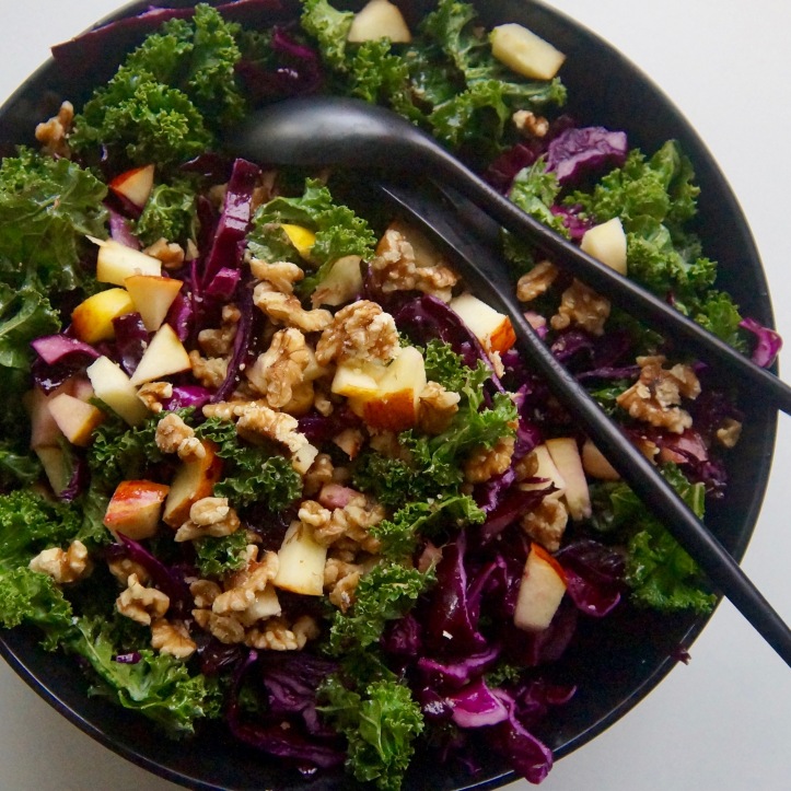 Fruchtiger Grünkohl-Salat – YOGA FOR YOU