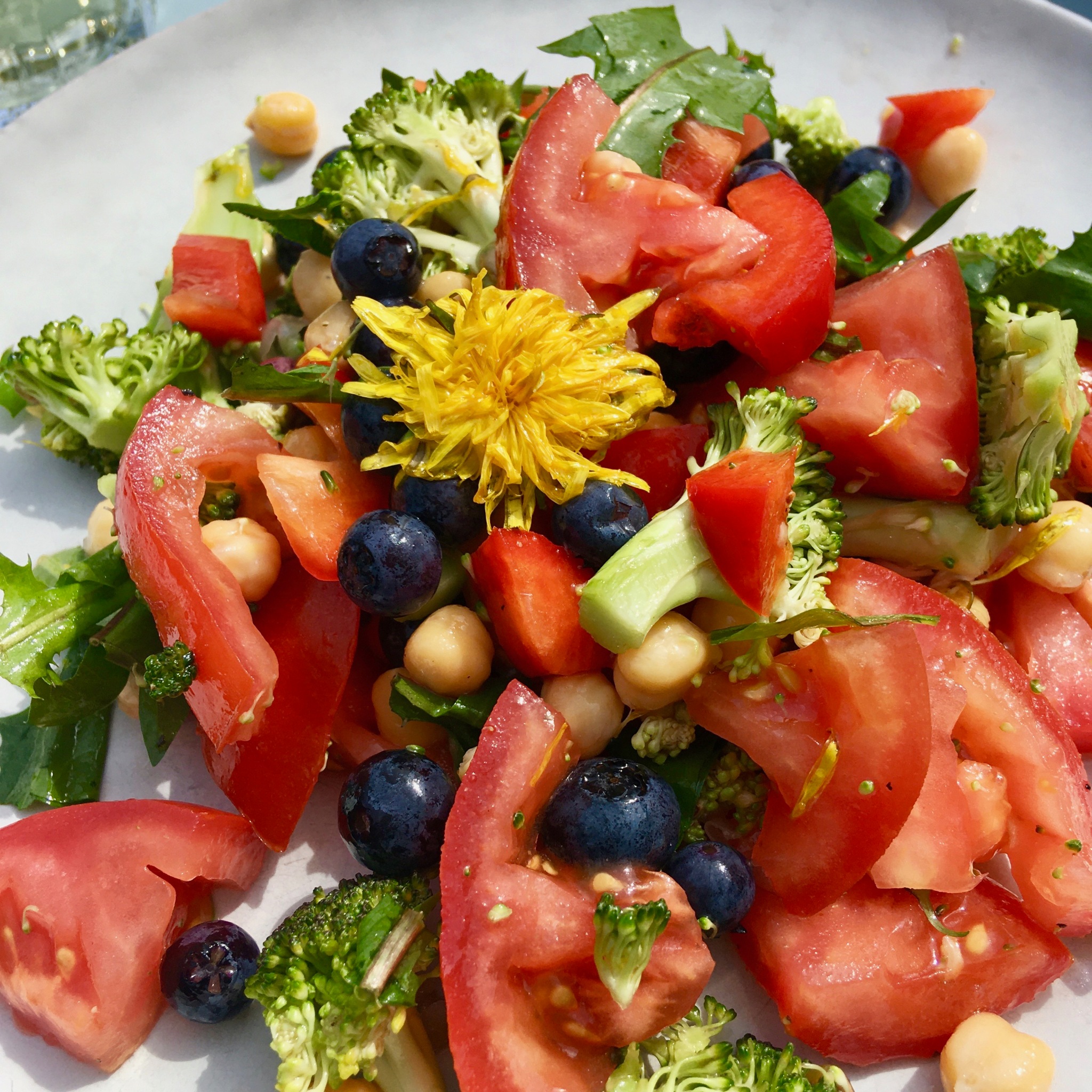 Salatvielfalt mit Löwenzahn und Gänseblümchen – YOGA FOR YOU